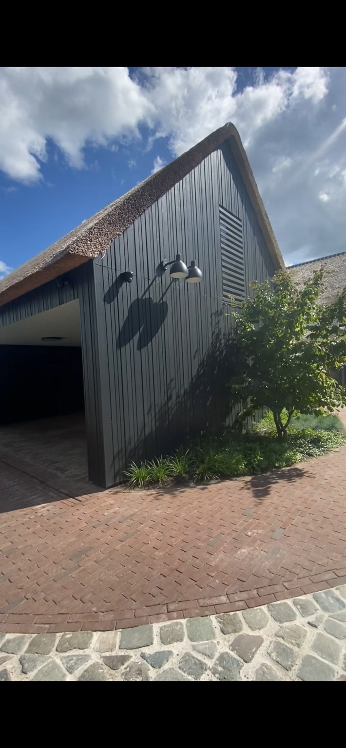 Detail van zwart buitenschilderwerk aan een bijgebouw