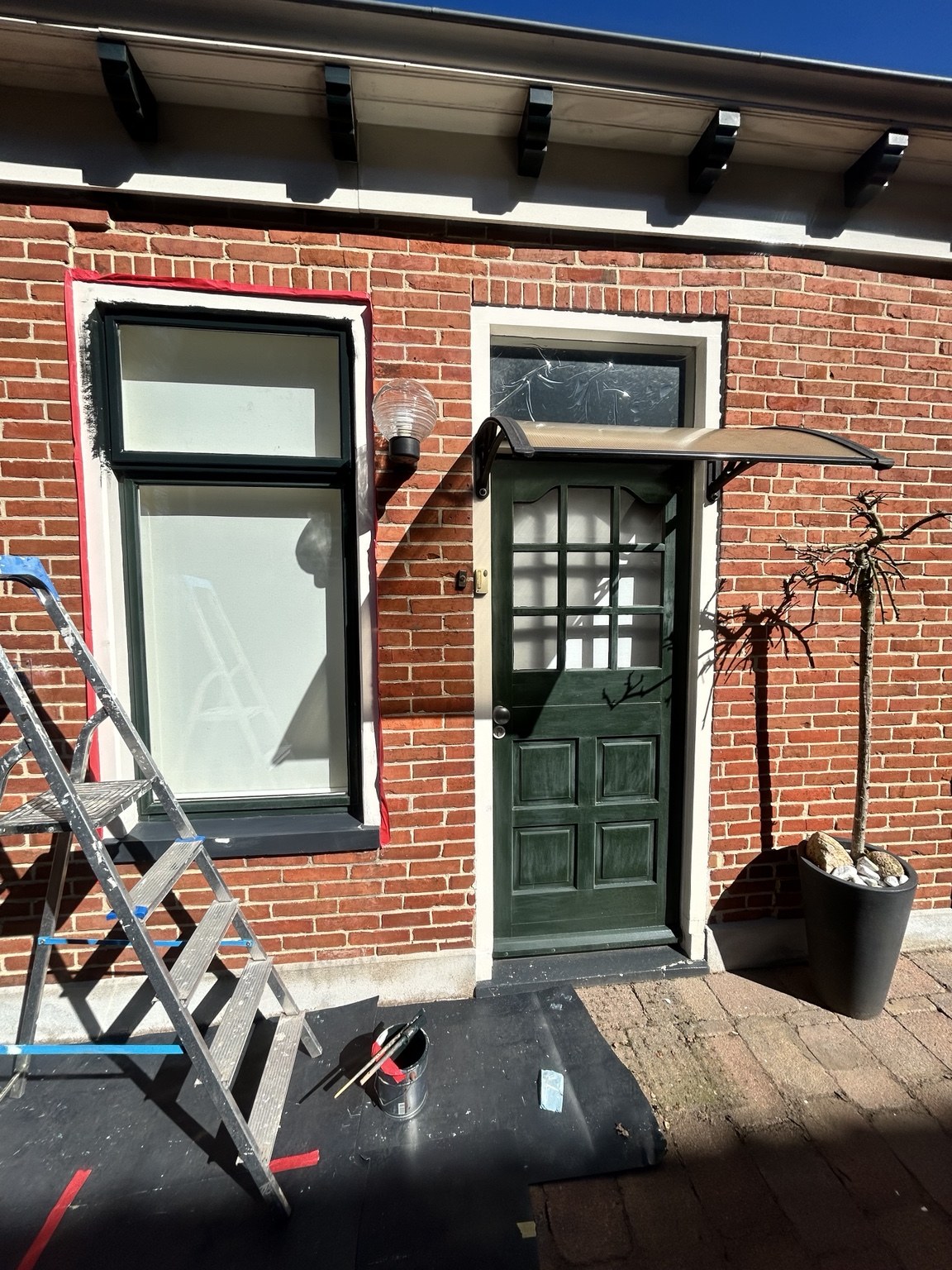 Deur en kozijn in voorbereiding voor schilderwerk