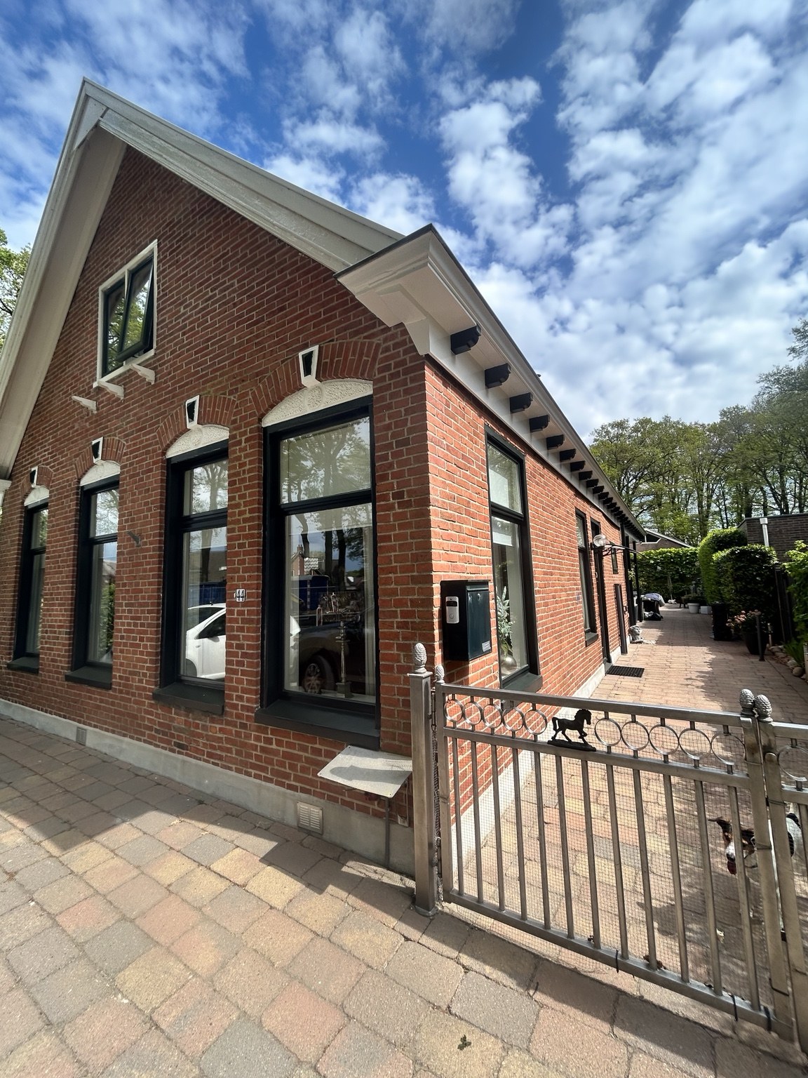 Hoekaanzicht van de woning na schilderwerk