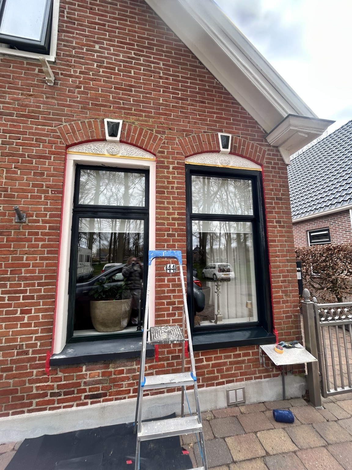 Voorramen in voorbereiding voor schilderwerk