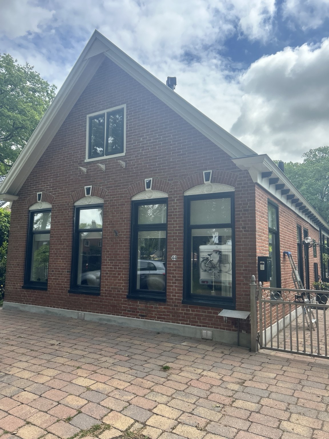 Voorzijde van de woning na schilderwerk