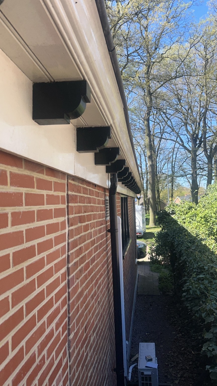 Windveren en dakdetails na schilderwerk
