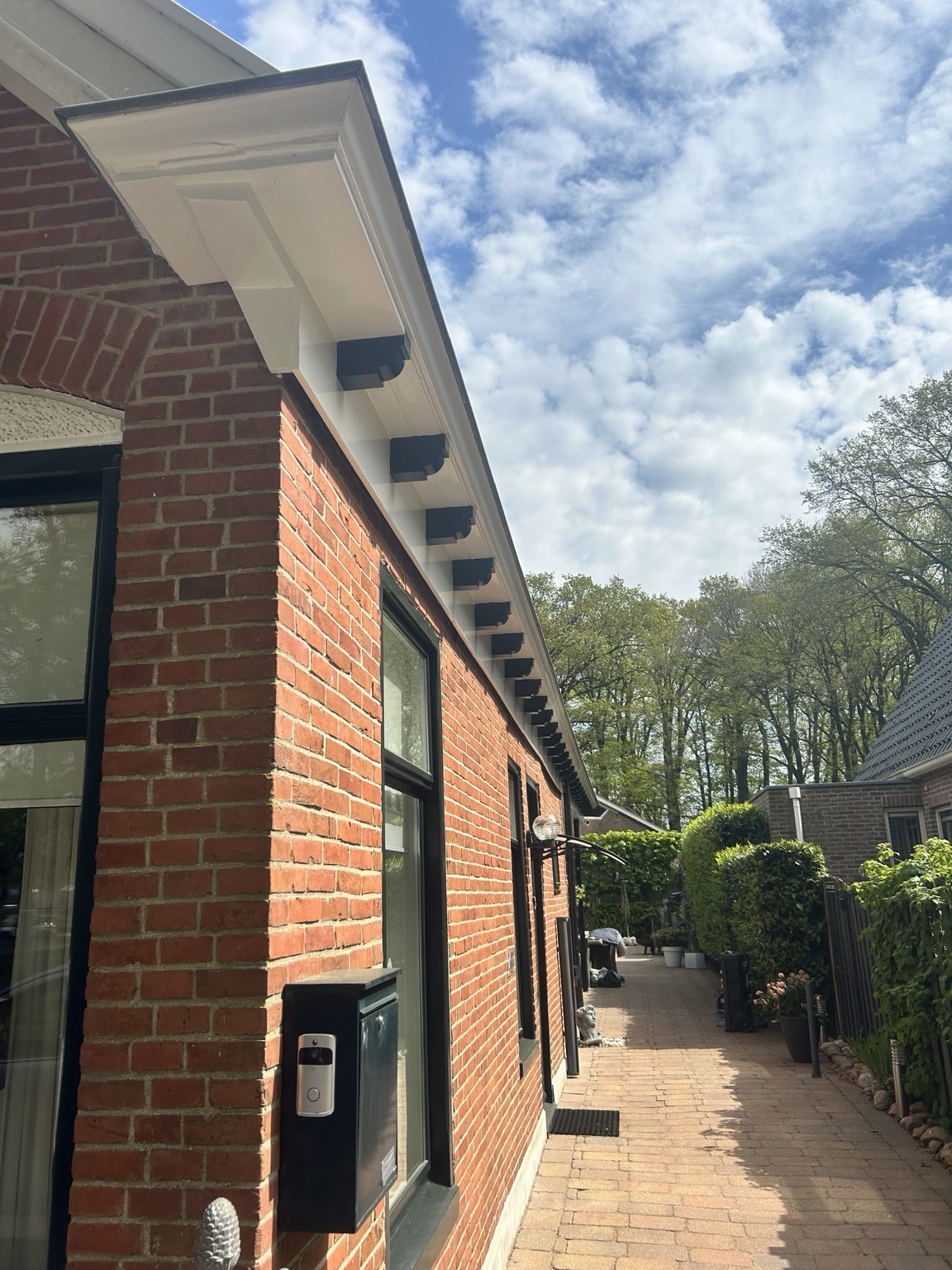 Zijkant van de woning na schilderwerk